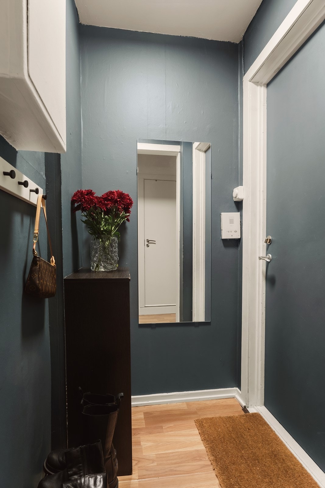 Leiligheten har adkomst via felles trappeløp og dørcalling. Sikringsskap er plassert i entréen og er utstyrt med automatsikringer. Velkommen inn! Galleribilde