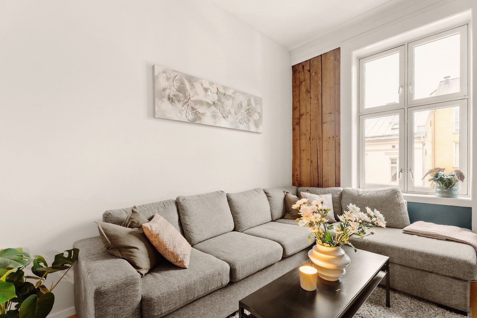 Hyggelig stue med plass til sofa med tilhørende salongbord, tv med tilhørende tv-møbler og spisebord. Galleribilde