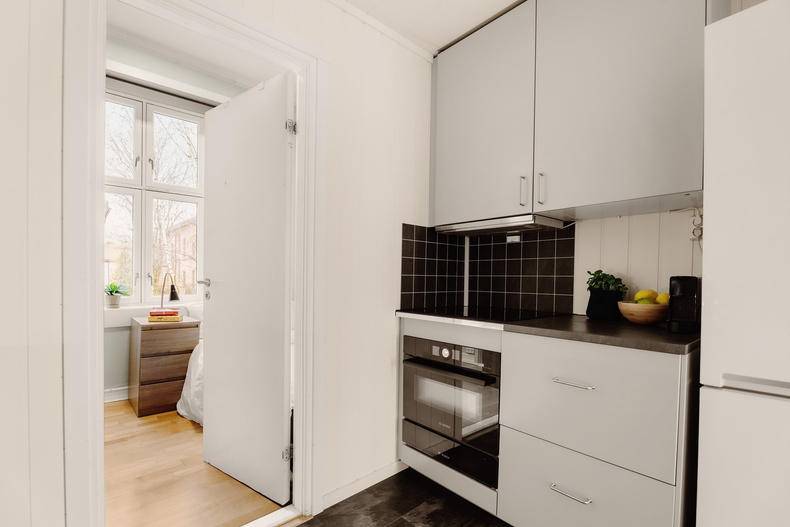 Kjøkkenet er opprinnelig et større rom, som er delt av for å etablere et ekstra soverom mot bakgård. Galleribilde