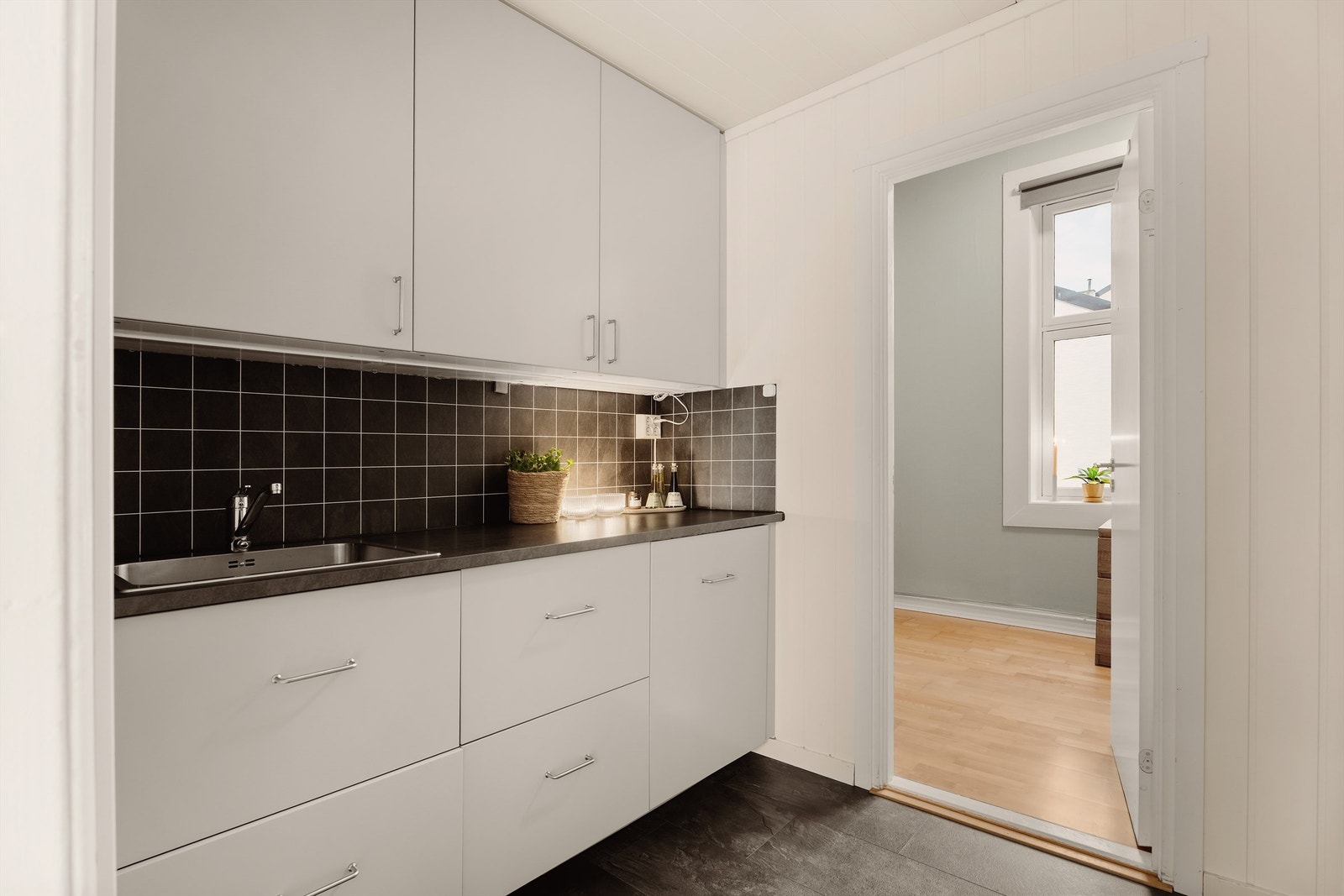 Leiligheten ligger vært sentralt midt på Grünerløkka og er i nærheten av alt man trenger! Her har du alt du trenger av servicetilbud, Flere parker samt buss og trikk rett i nærheten. Foto: Isnitt/Nadia Frantsen. Galleribilde