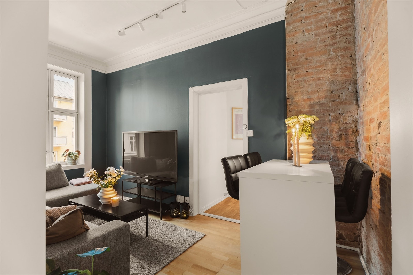 Leiligheten har også en praktisk planløsning med tre gode soverom samt god takhøyde, store vindusflater og klassisk særpreg med teglsteinsvegg og god takhøyde. Foto: Isnitt/Nadia Frantsen. Galleribilde