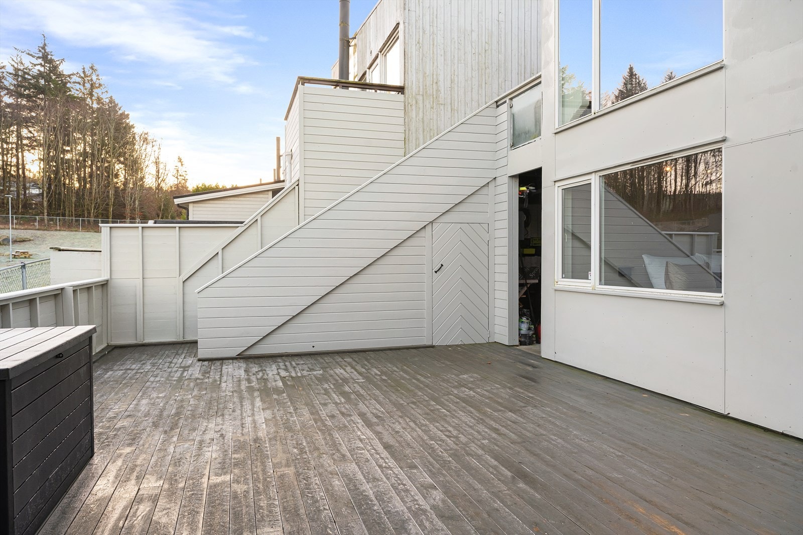 Terrasse med adkomst via bod og carport. Galleribilde