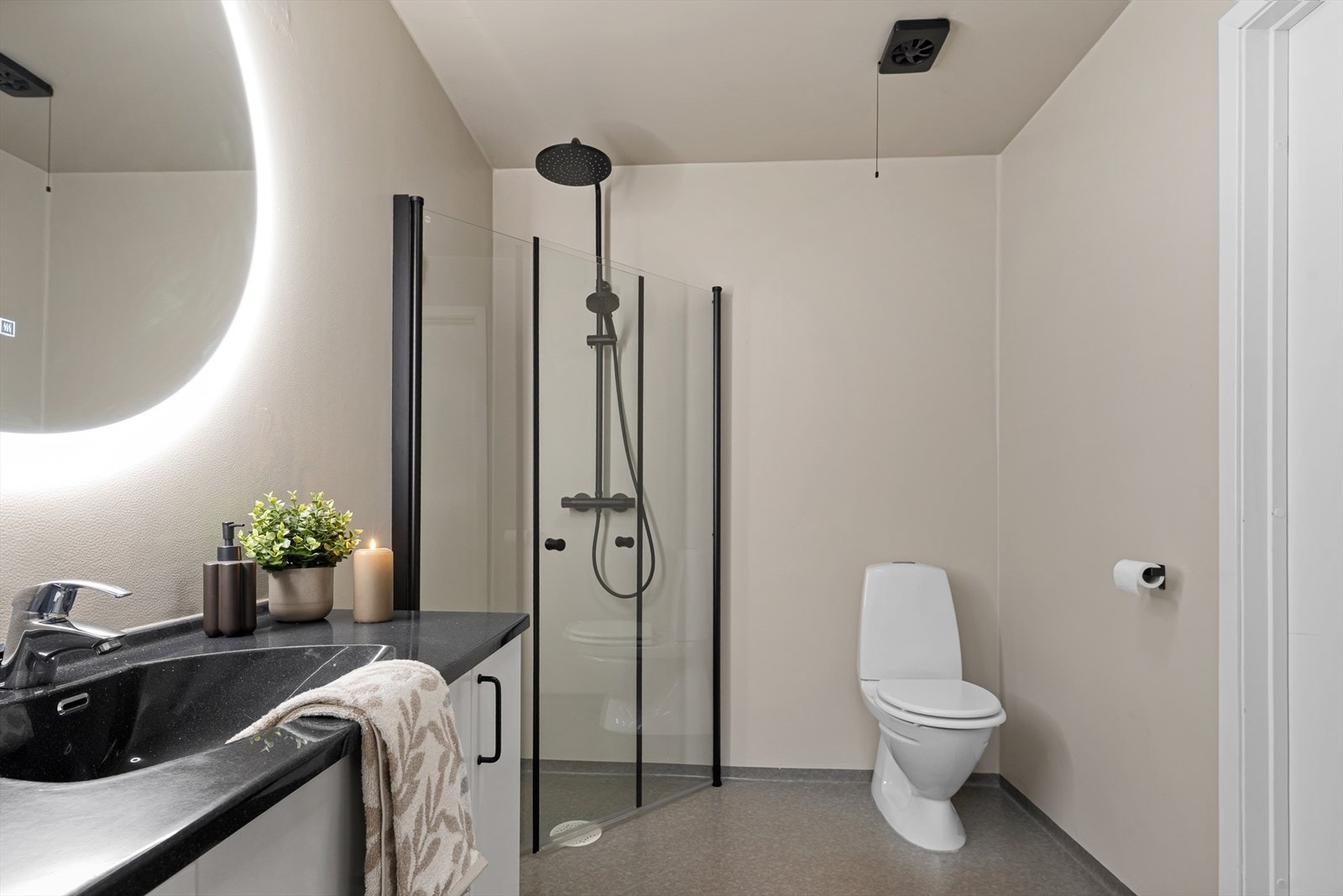 Bad med belegg på gulv og våtromstapet på vegger. Galleribilde