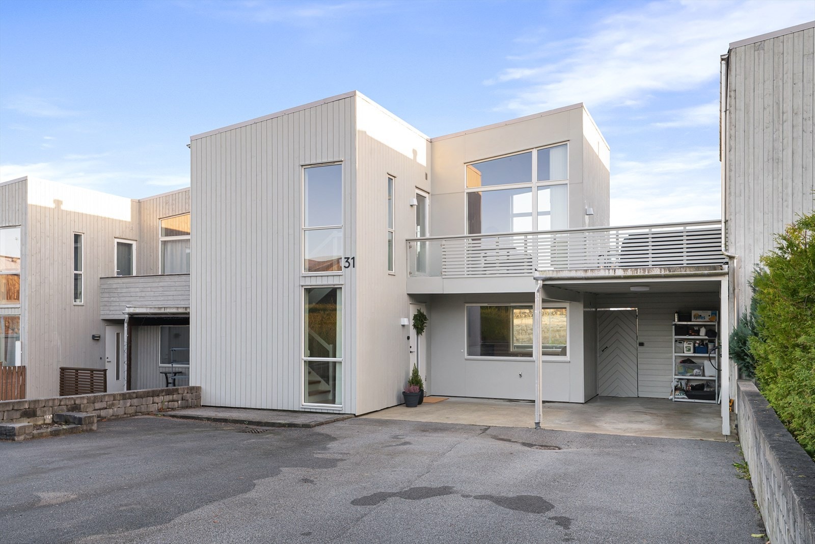 Kollektivtransport: Buss, og nærmeste jernbanestasjon er Øksnevadporten ca. 1 km fra eiendommen. Galleribilde