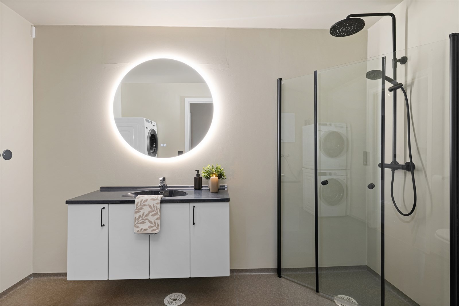 Bad er innredet med servant i innredning med overhengende skap/speil, toalett og dusj med vegger som kan slås inn. Galleribilde