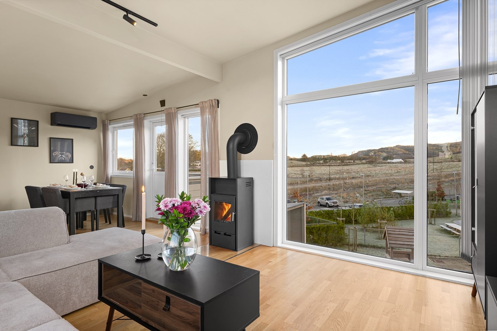 Stue med ekstra takhøyde. Galleribilde