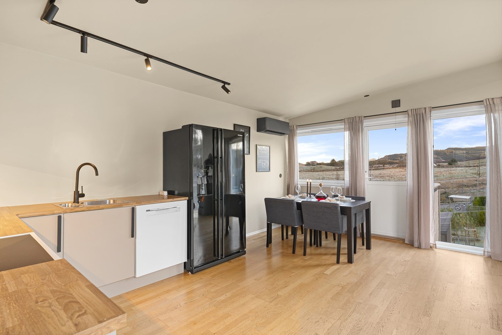 Boligen har store vindusflater og en bra planløsning. Galleribilde