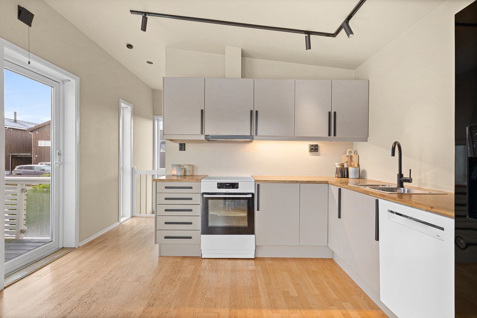 De store vindusflatene gir rikelig med dagslys i stue og kjøkken. Galleribilde