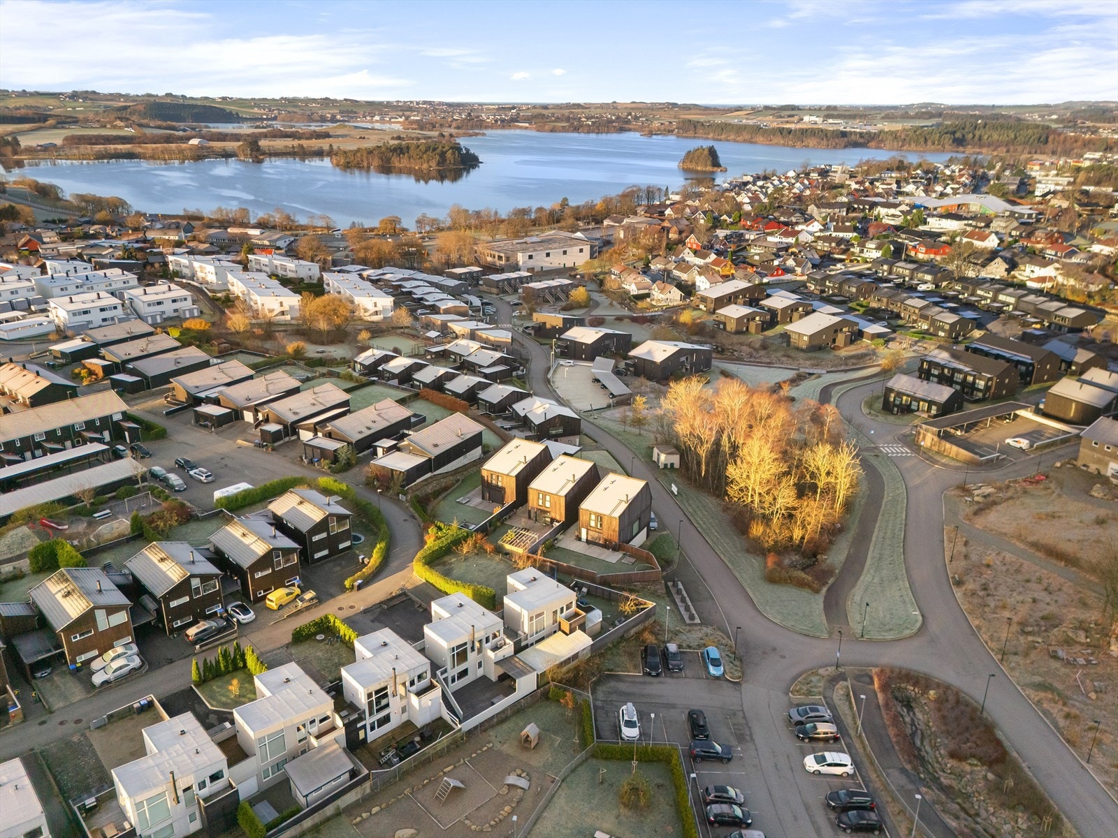 Eiendommen ligger i et barnevennlig og populært boligområde på Kvernaland. Galleribilde