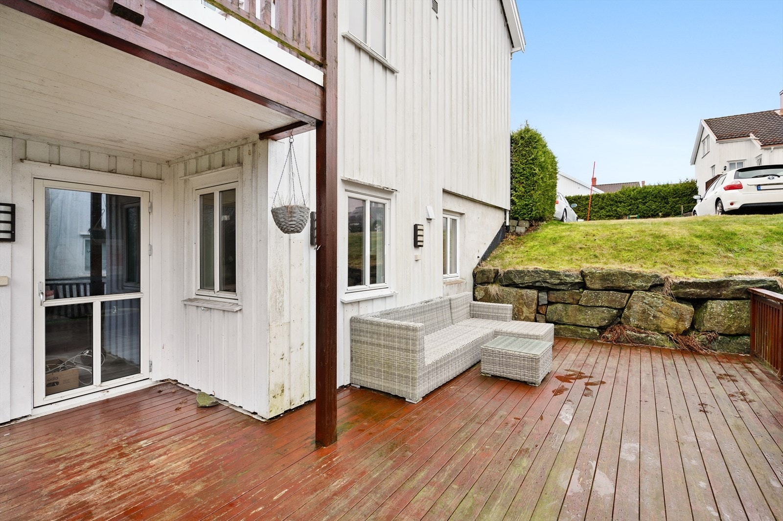 Koselig uteplass med utgang fra stue/kjøkken Galleribilde