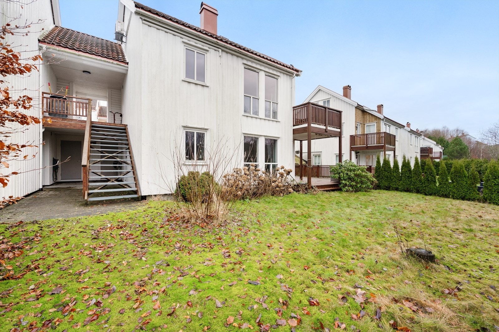 Klokkehattveien 19 - tilgang til leiligheten via ståltrapp fra gateplan. Galleribilde