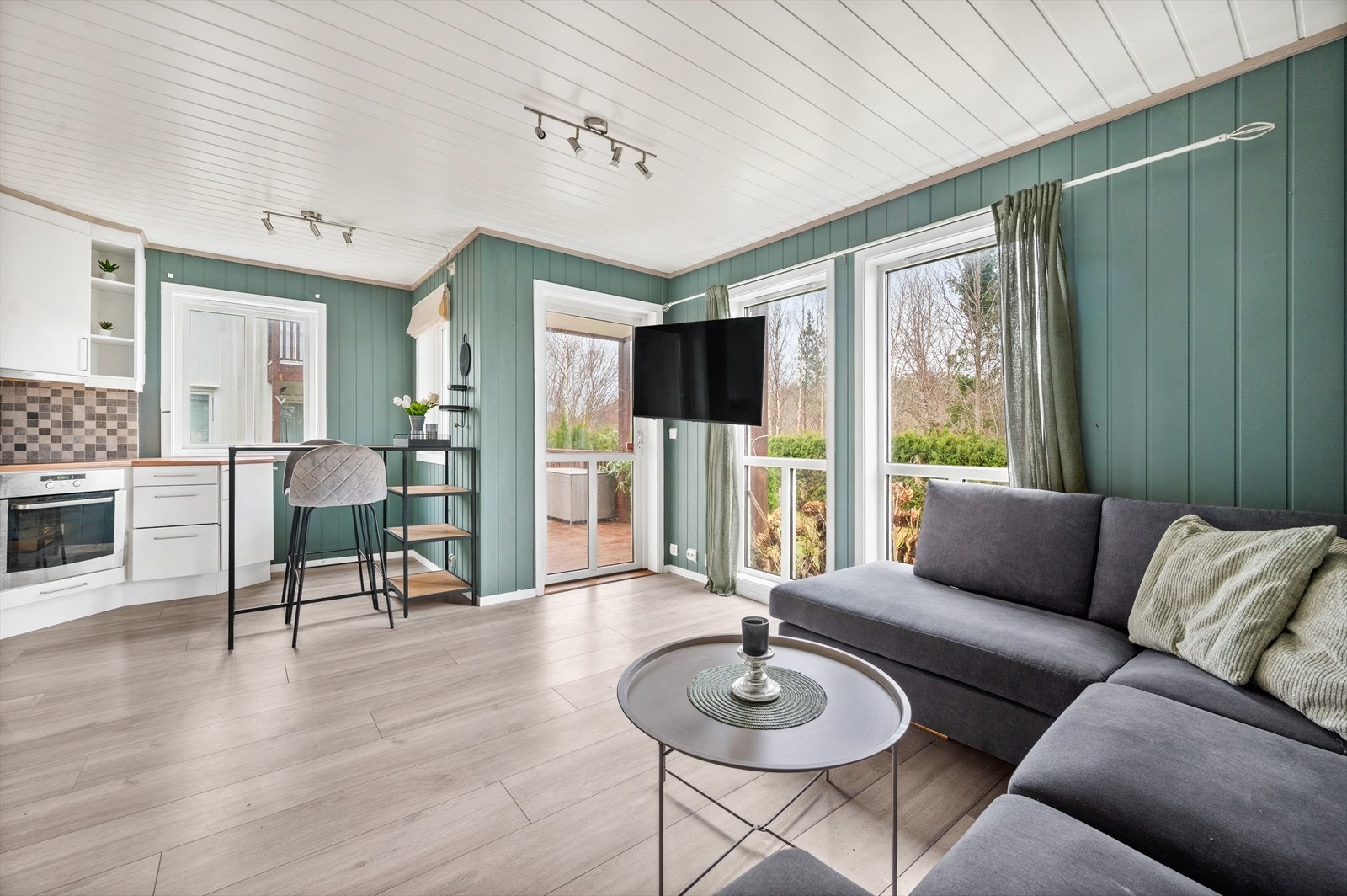 Stue og kjøkken er i åpen løsning. Utgang til koselig uteplass med tilgang til fellestomta Galleribilde