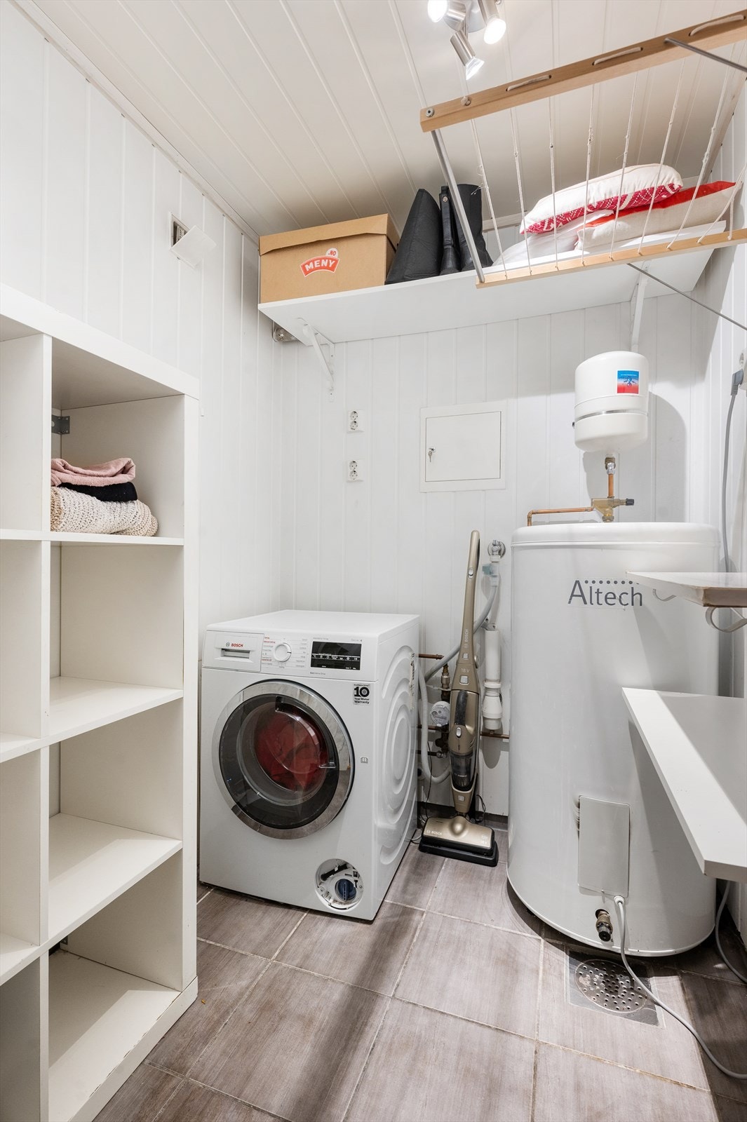 Vaskerom/bod/teknisk rom - Opplegg for vaskemaskin (vaskemaskin medfølger ikke), Alltech 200 l. bereder, rør i rør skap, hyller. Galleribilde