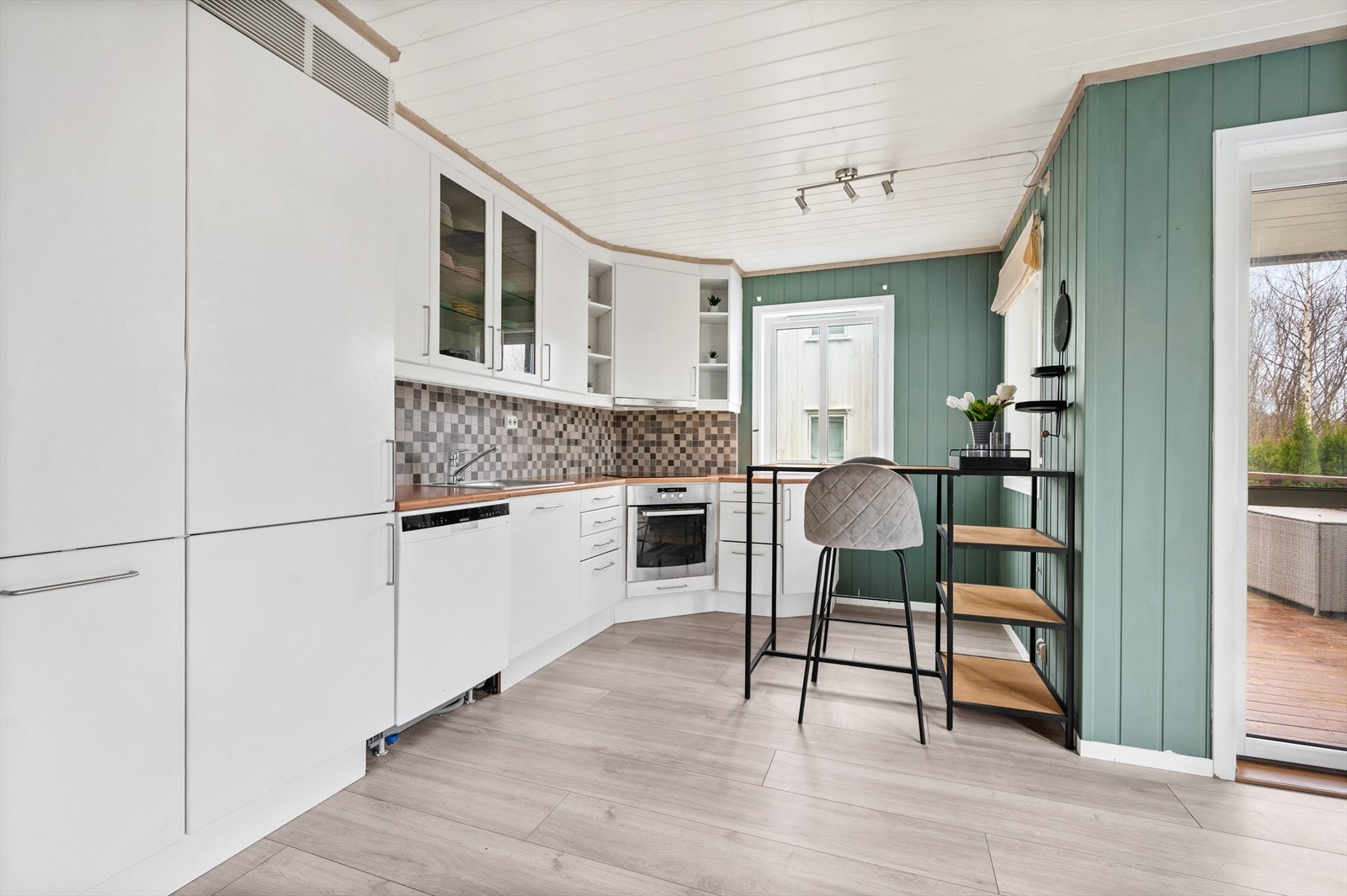 Kjøkkeninnredning fra Sigdal, med integrerte hvitevarer - ventilator, induksjonstopp, komfyr, oppvaskmaskin og kombiskap. Galleribilde