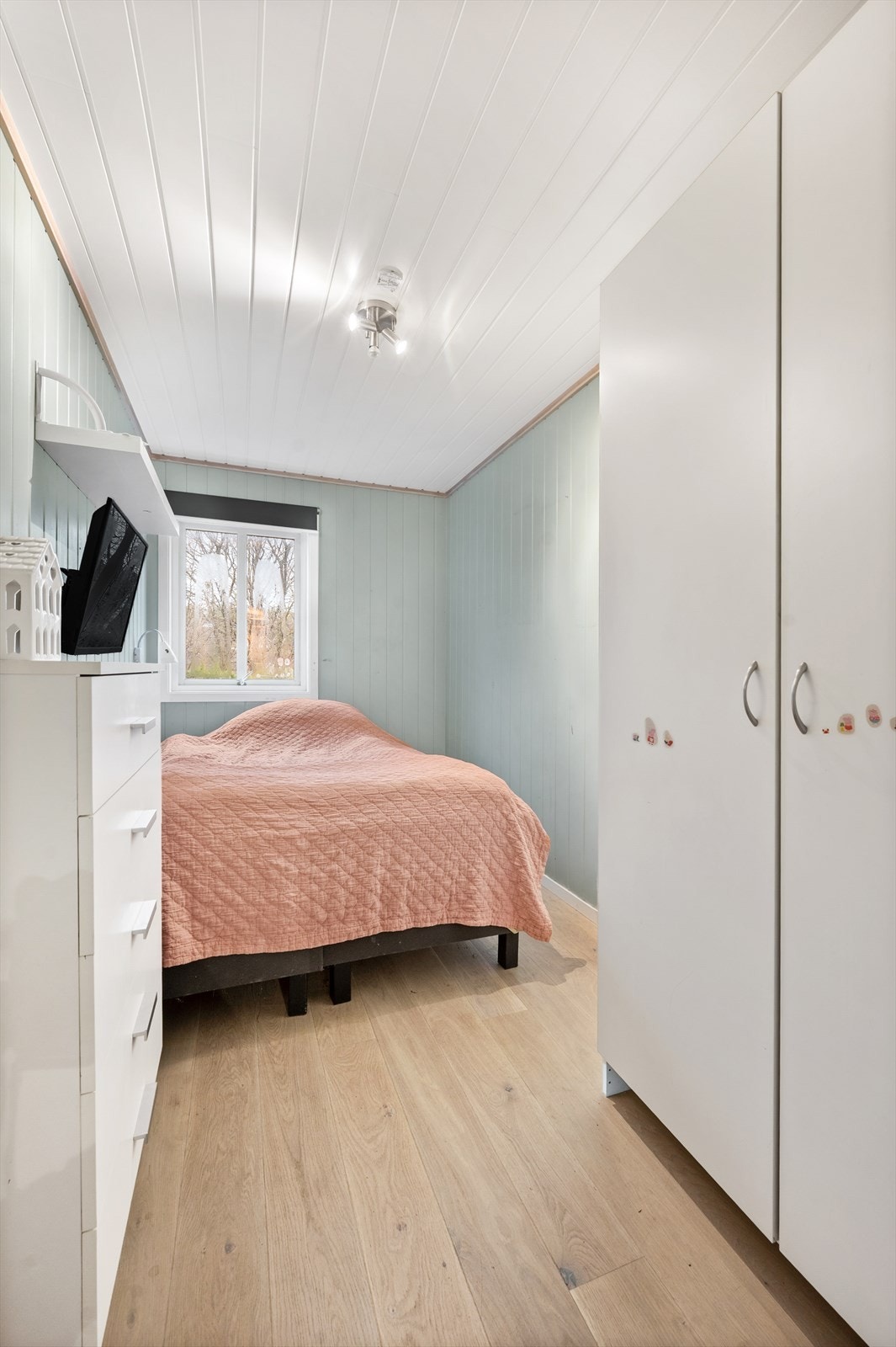 Soverom 2 - dobbelt garderobeskap Galleribilde