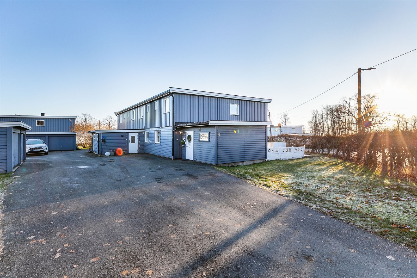 Boligen disponerer plass i felles garasjerekke. Bil skal iht. vedtektene parkeres i garasjen. Eventuell bil nr. 2 skal stå rett foran garasjen eller på borettslagets parkeringsplasser. Galleribilde