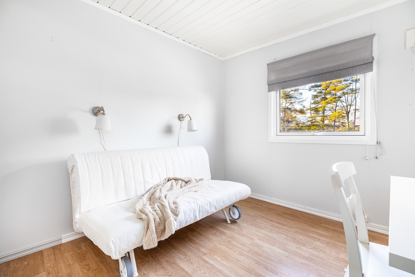 Dette rommet på ca. 8,5 kvm. er byggemeldt dels som arbeidsrom, dels som bod/loft. Det finnes ingen dokumentasjon på at bruksendring av bod/loft er godkjent. Galleribilde