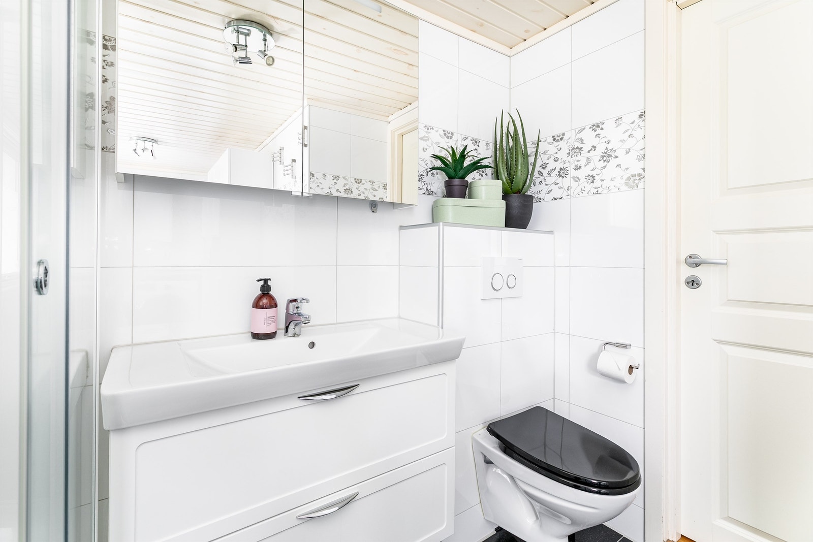 Badet ble i 2011 både utvidet til del av opprinnelig soverom 2 og samtidig renovert. Galleribilde