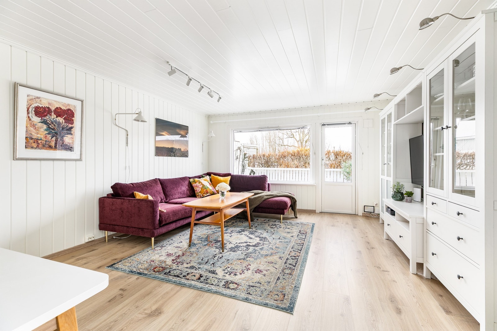 Omfattende oppussing ble utført i begge etasjer rundt 2011. Stuen ble samtidig oppgradert med nye overflater på både gulvet, veggene og himlingen. Galleribilde