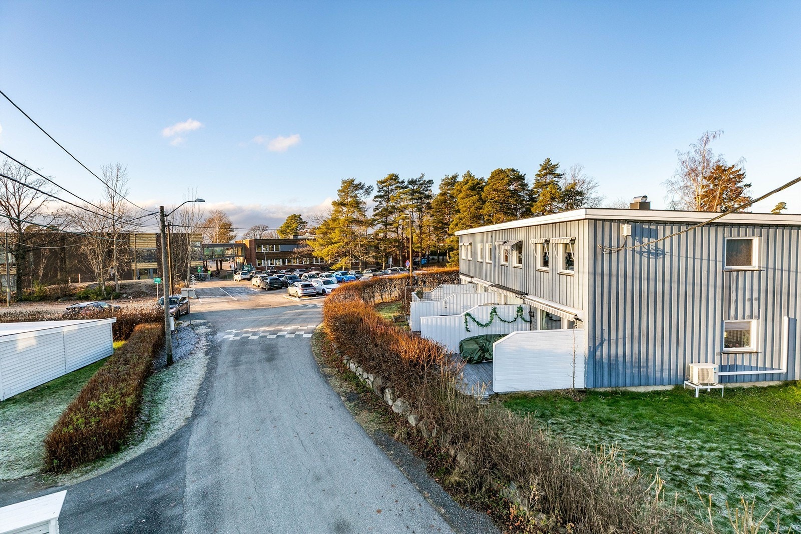 For en familie med barn i skolealder vil det være meget praktisk med umiddelbar nærhet til Ekholt skole som ligger rett over gaten. Galleribilde