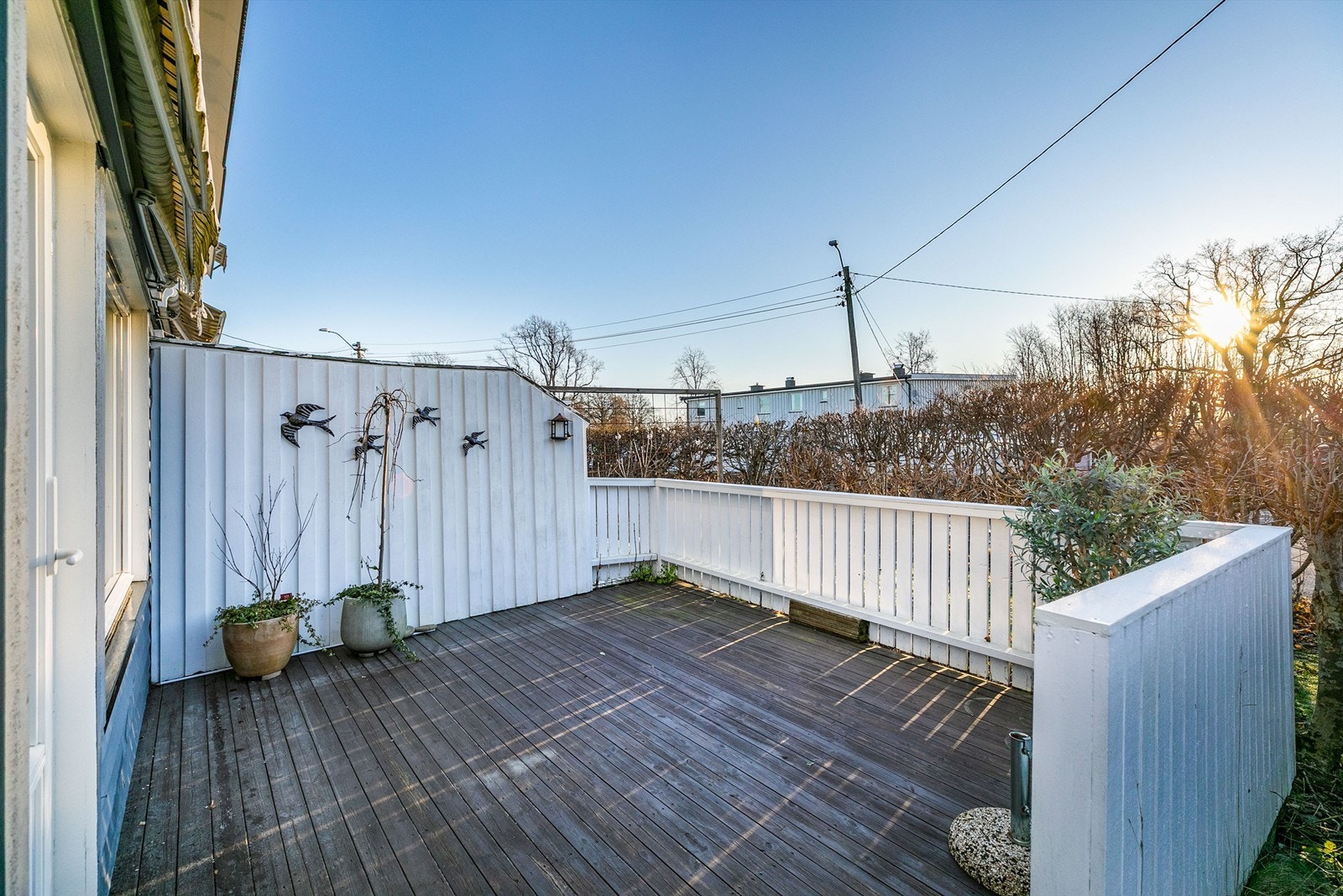 Boligen har to terrasser på til sammen 45 kvm. Begge er orientert i syd-vestlig retning og solfylt store deler av dagen sommerstid. Galleribilde