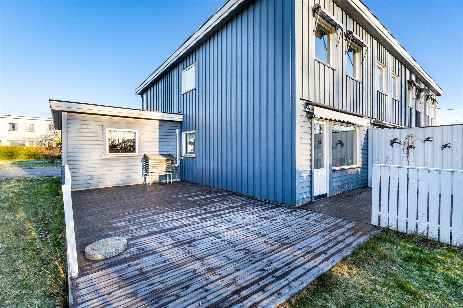 Rekkehuset ble oppført i 1961. Tilbygg til første etasje er oppført i ettertid. Det finnes ingen dokumentasjon på søknad eller godkjenning av dette. Fotograf; Børge Oppegård. Galleribilde