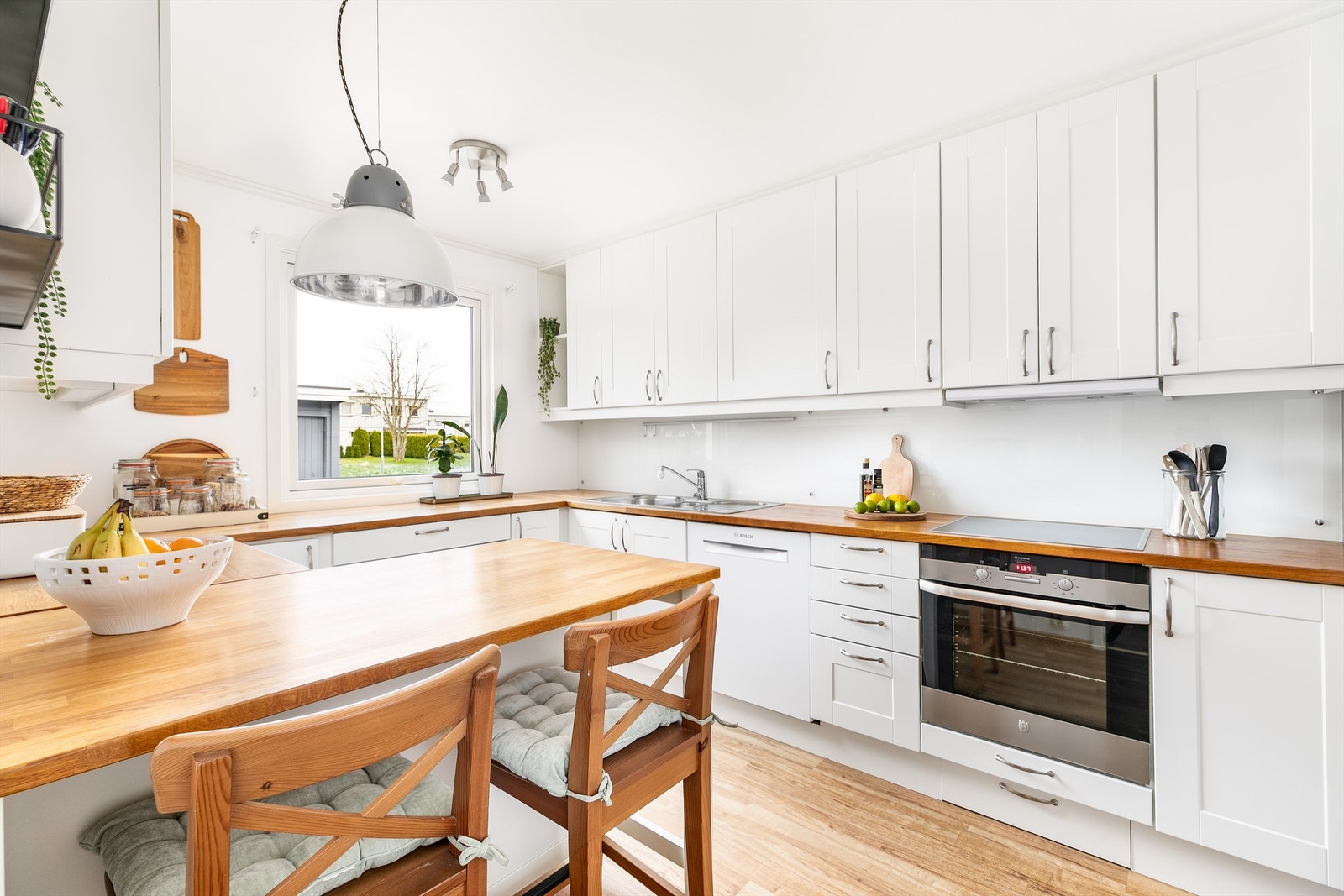 Med et rikt antall oppbevaringsmuligheter og meterlange benker er kjøkkenet meget praktisk i daglig bruk. Barløsningen passer perfekt for mindre måltider. Galleribilde