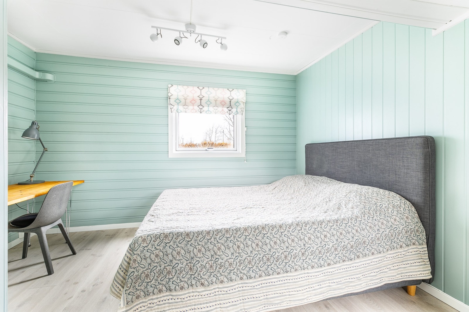 Tilbygget del av første etasje benyttes i dag som soverom. Del av rommet er byggemeldt som bod. Det finnes ingen dokumentasjon på at rommet er godkjent. Galleribilde