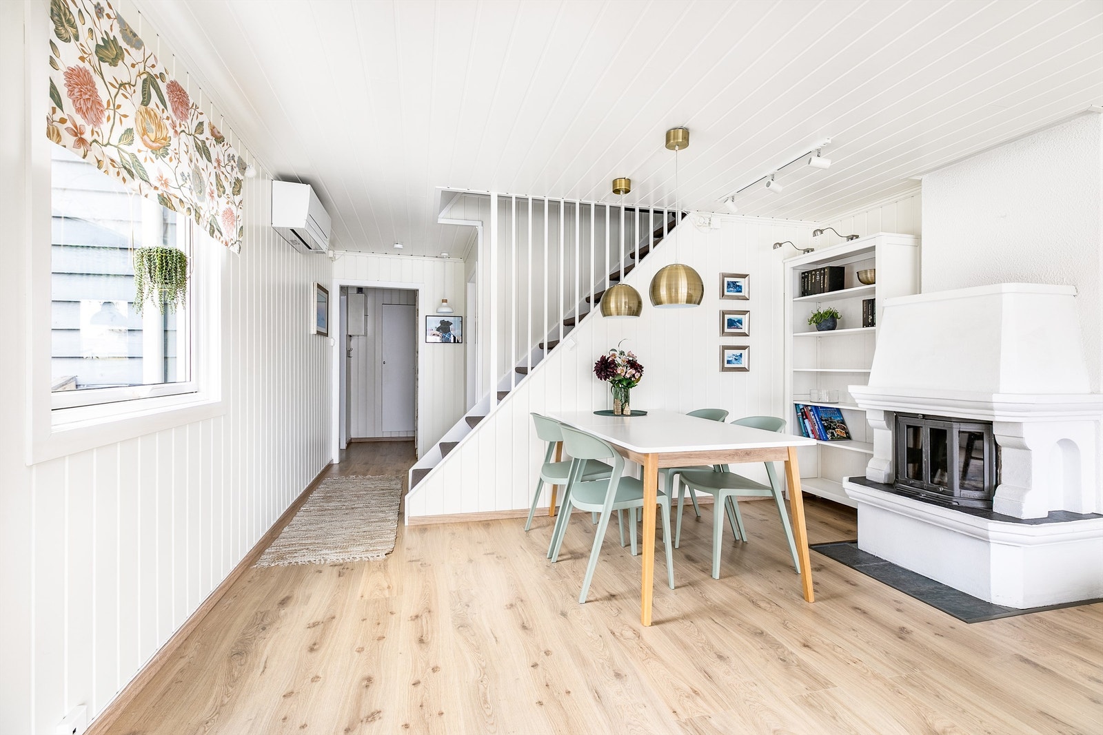 I tillegg til peis inneholder stuen også luft-luft varmepumpe, installert i 2022. Galleribilde