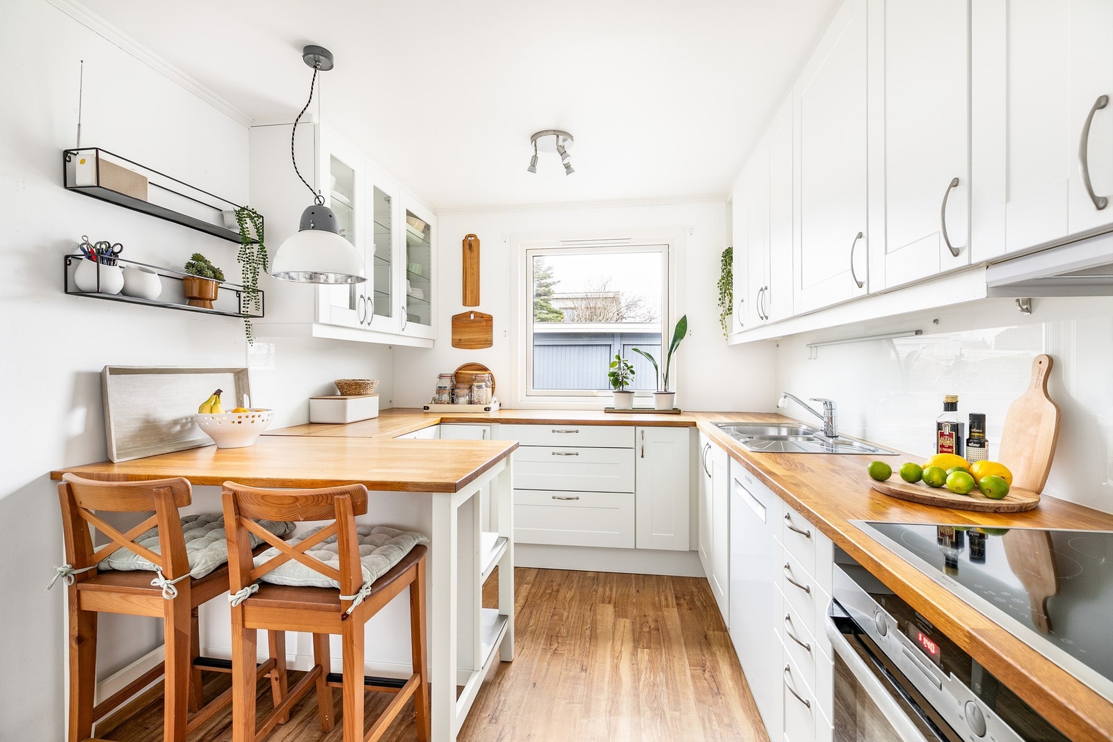 Kjøkkenet ble i 2011 oppgradert med både nye overflater og ny innredning fra den lokale forhandleren Øvereng Interiør. Galleribilde