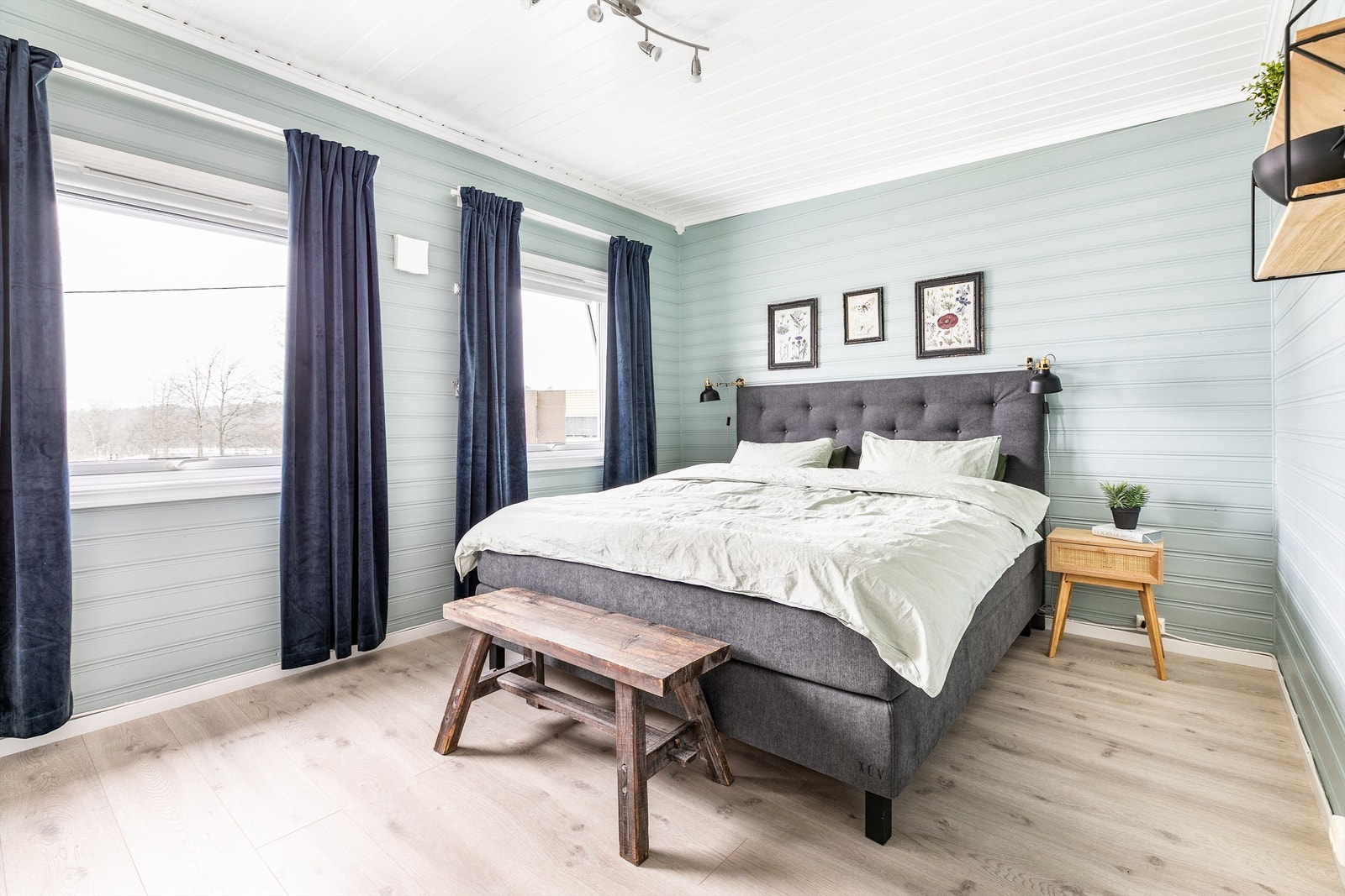 Andre etasje er bygget om i tidligere år og inneholder blant annet to soverom hvorav dette på over 14 kvm. utgjør hovedsoverommet. Galleribilde