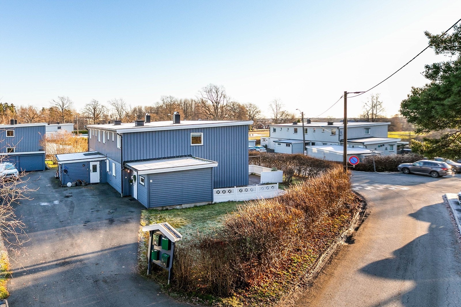 Boligen er en del av veletablerte Ekholt Borettslag og attraktivt beliggende i husrekkens vestre ende. Fotograf; Børge Oppegård. Galleribilde