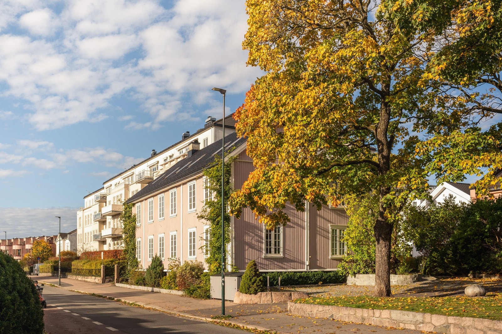 Beliggenheten ved Vår Frelsers gravlund gir en unik ro midt i byen. Galleribilde