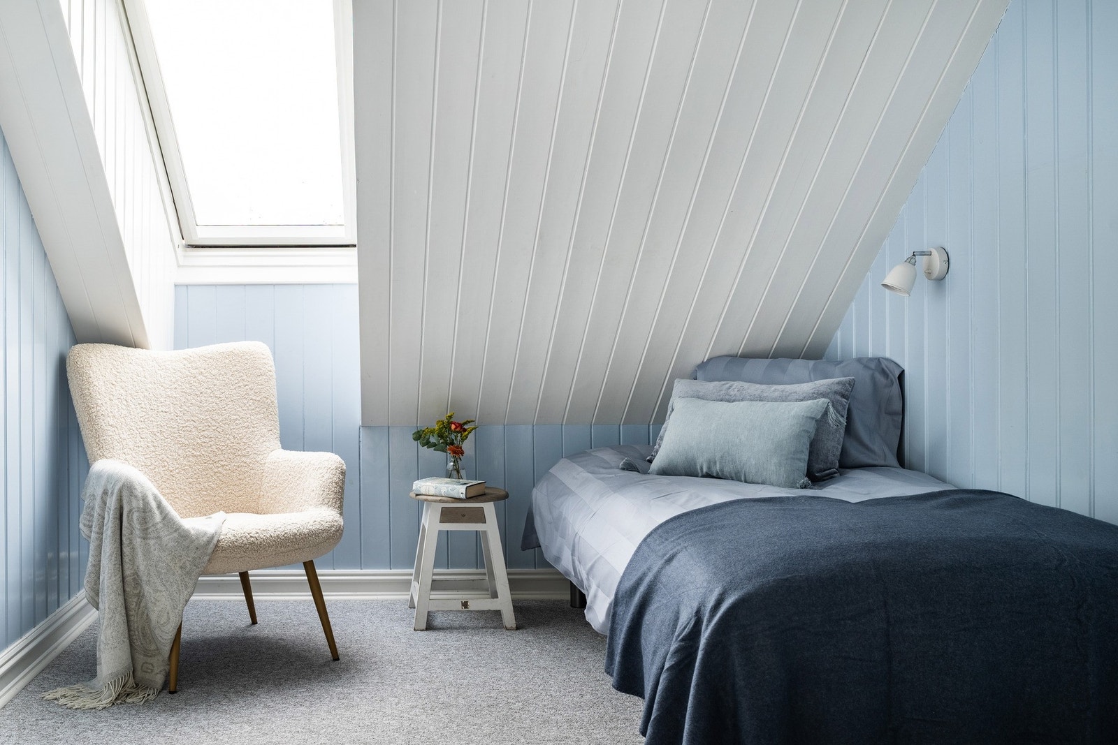 Soverom 5 er et rolig, blått rom som inviterer til hvile og avslapning. Galleribilde