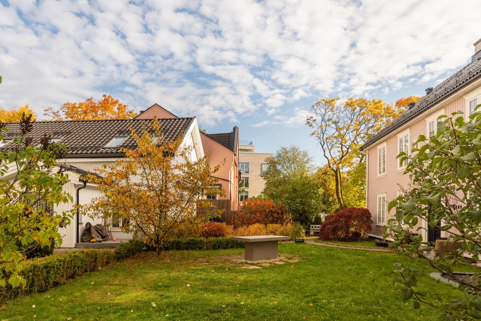 Felles-bakhagen er en skjult oase, perfekt for avslapning, lek og sommerfester. Galleribilde