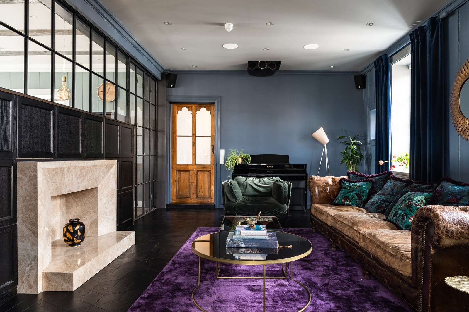 Med et tastetrykk forvandles denne stuen til en high-end hjemmekino med 4K laserprosjektør, Dolby Atmos lyd og et 150 tommers nedfellbart filmlerret. Galleribilde