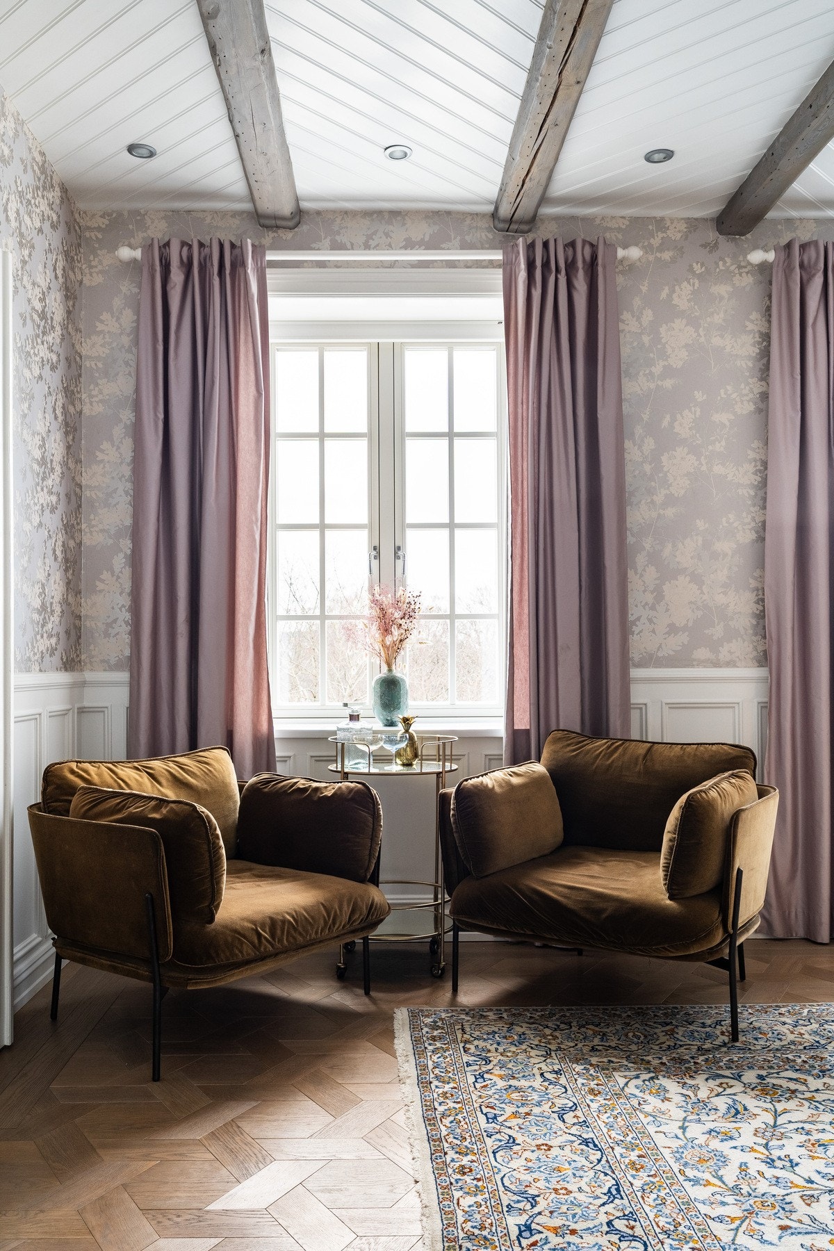 Boligen byr på mange hyggelige sittesoner som denne. Galleribilde