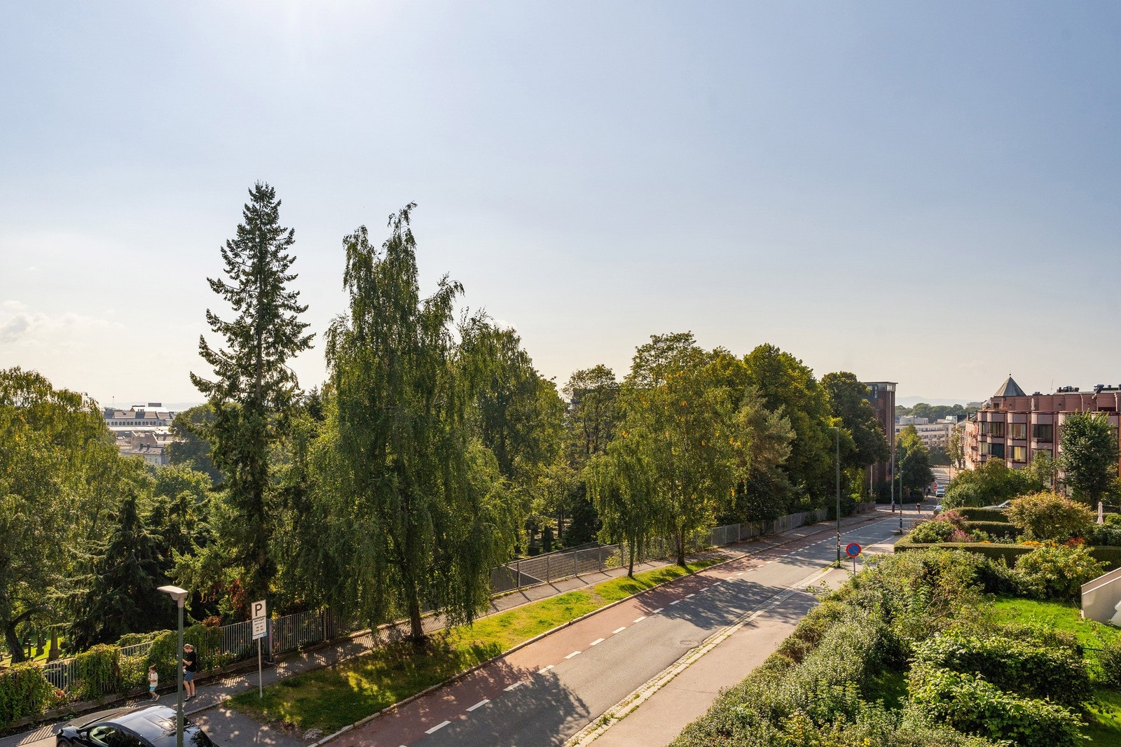 Solrik utsikt mot syd, der Slottsparken skimtes i det fjerne. Galleribilde