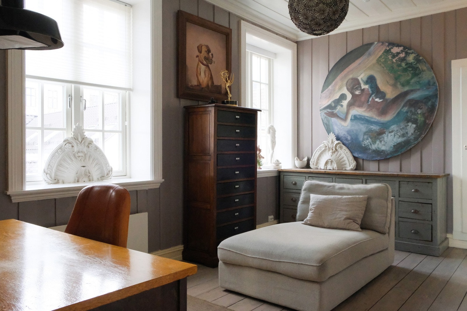 I dag benyttes dette luftige rommet som hjemmekontor, men har mange bruksmuligheter. Galleribilde