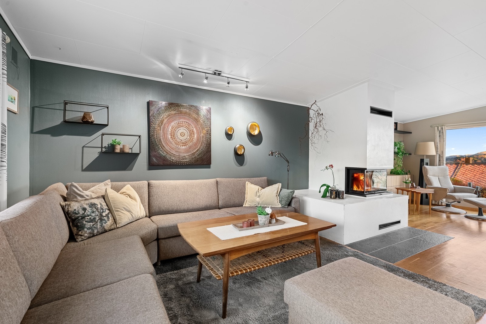 Stuen har gjennomgående store vindusflater som slipper inn godt med dagslys. Dette gir rommet et lyst og luftig preg. Galleribilde