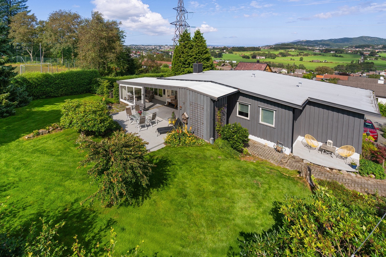 Stor solrik utsiktstomt. Tomten er meget pent opparbeidet. Galleribilde