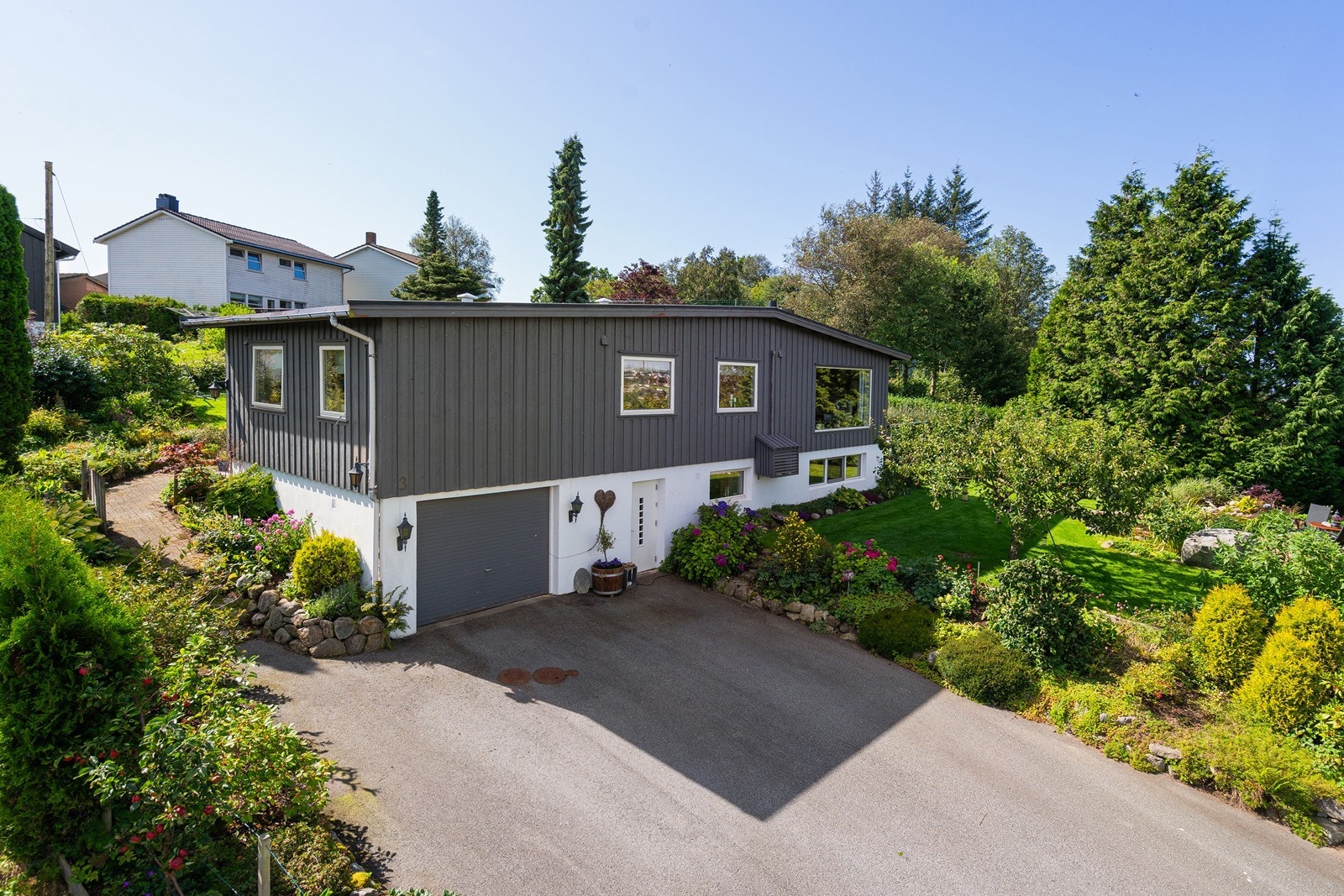 Parkering i garasje samt i gårdsrom. Galleribilde