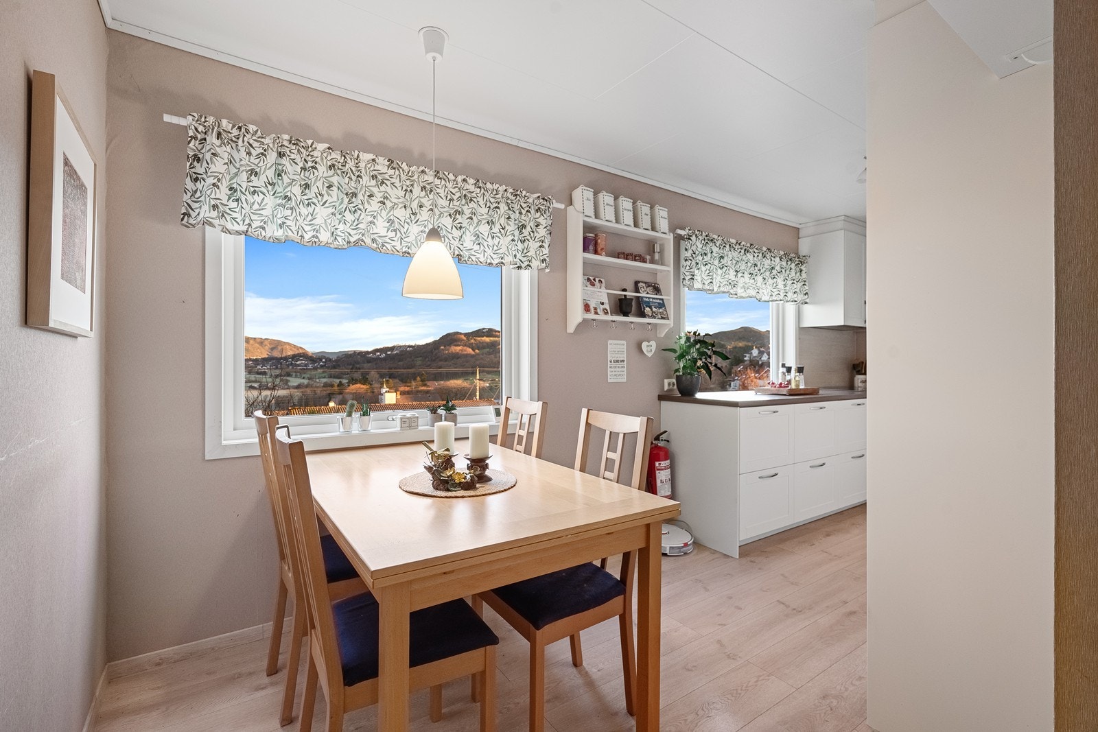 Flott utsikt også fra spiseplass på kjøkken. Galleribilde
