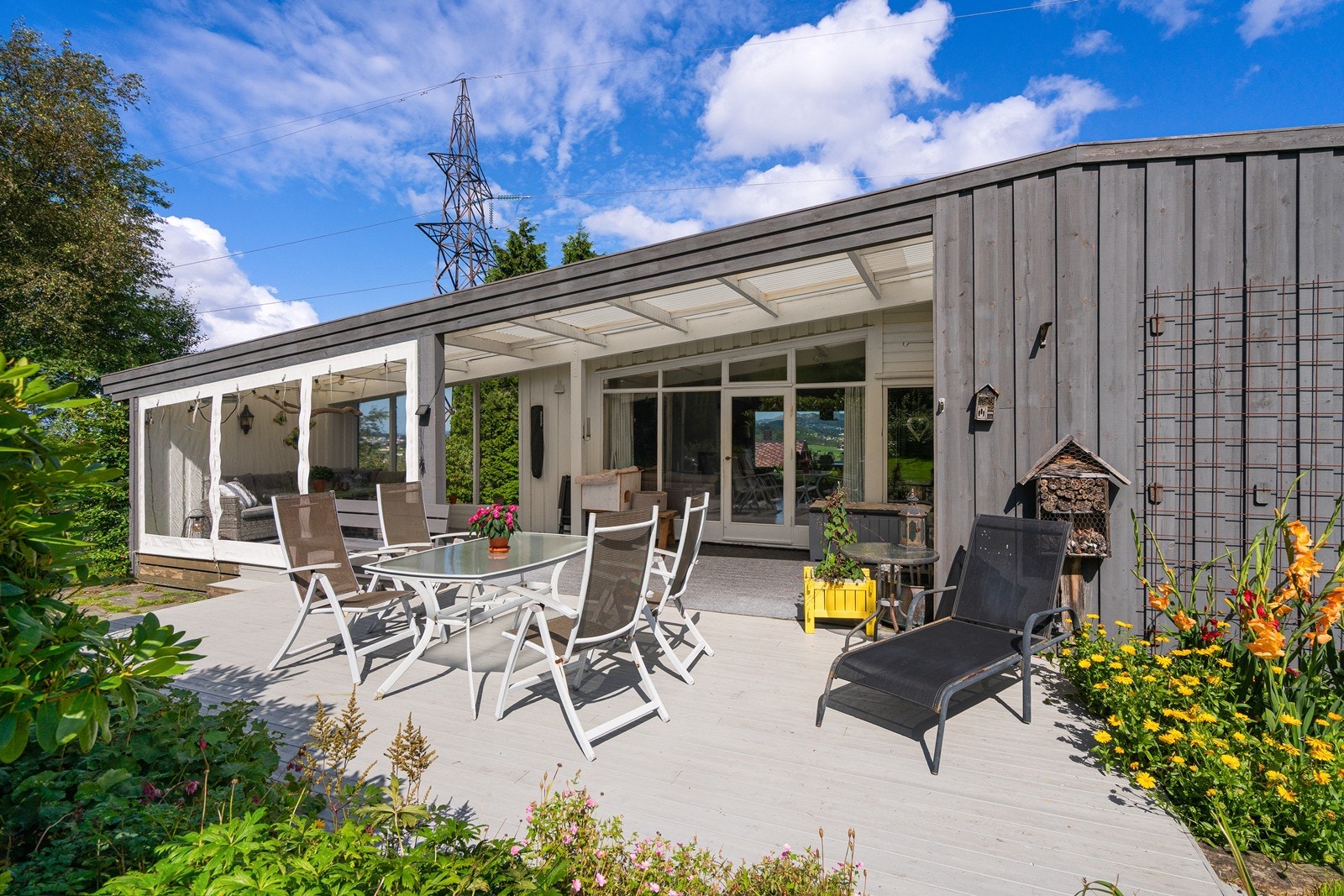 Solrik overbygget terrasse med utgang fra stuen. Galleribilde
