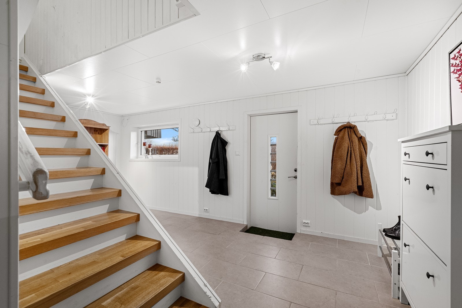 Romslig inngang i 1 etg. her er mulighet for gode garderobeløsninger. Fliser på gulv. Galleribilde