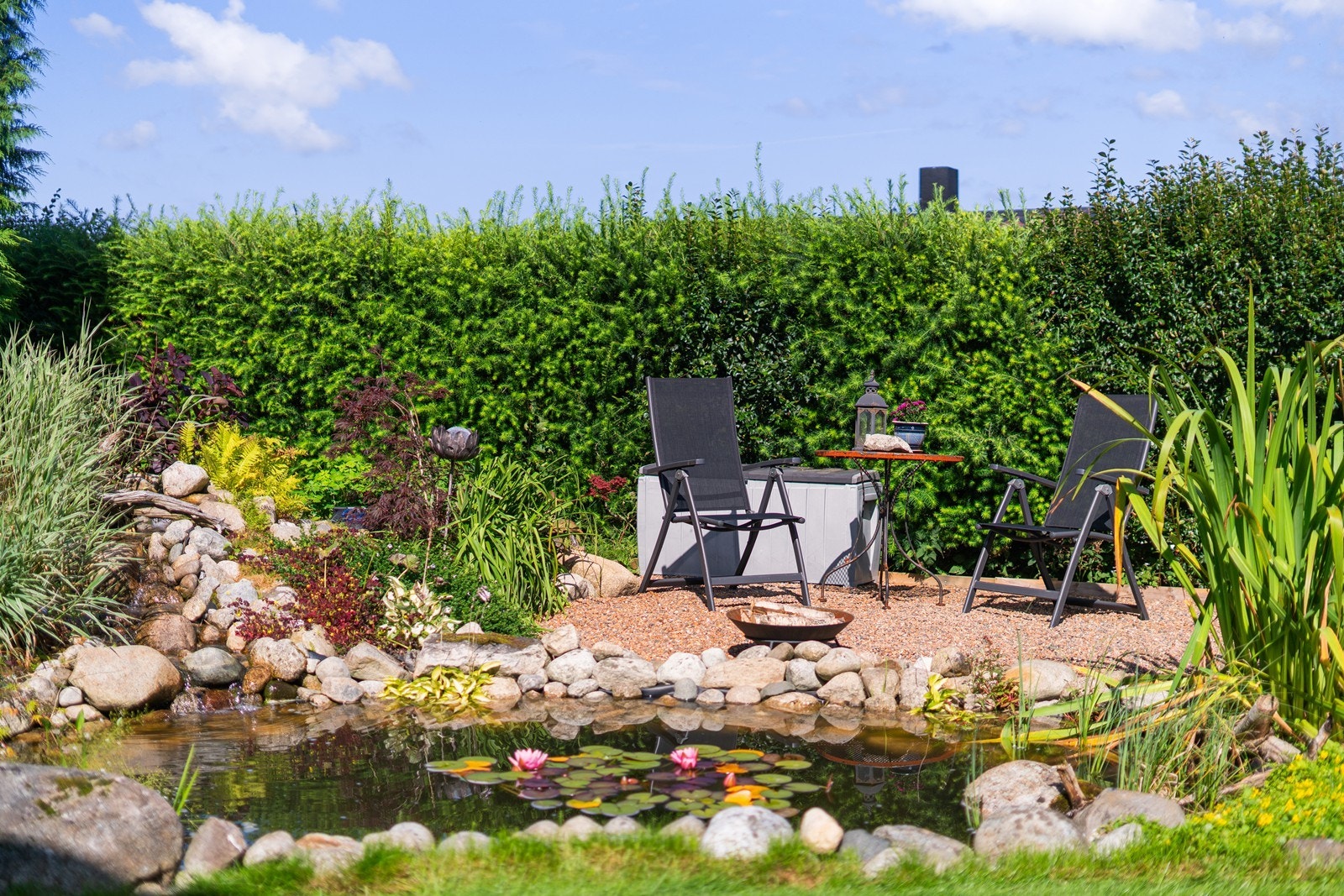 Meget pent og solrikt opparbeidet uteareal. Galleribilde