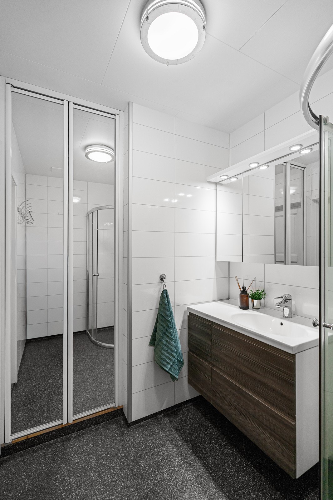 God lagringsplass i høyskap. Speil med belysning. Galleribilde