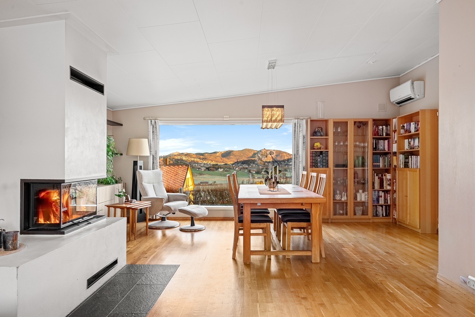 Romslig spiseplass i bakkant av kjøkken. Galleribilde