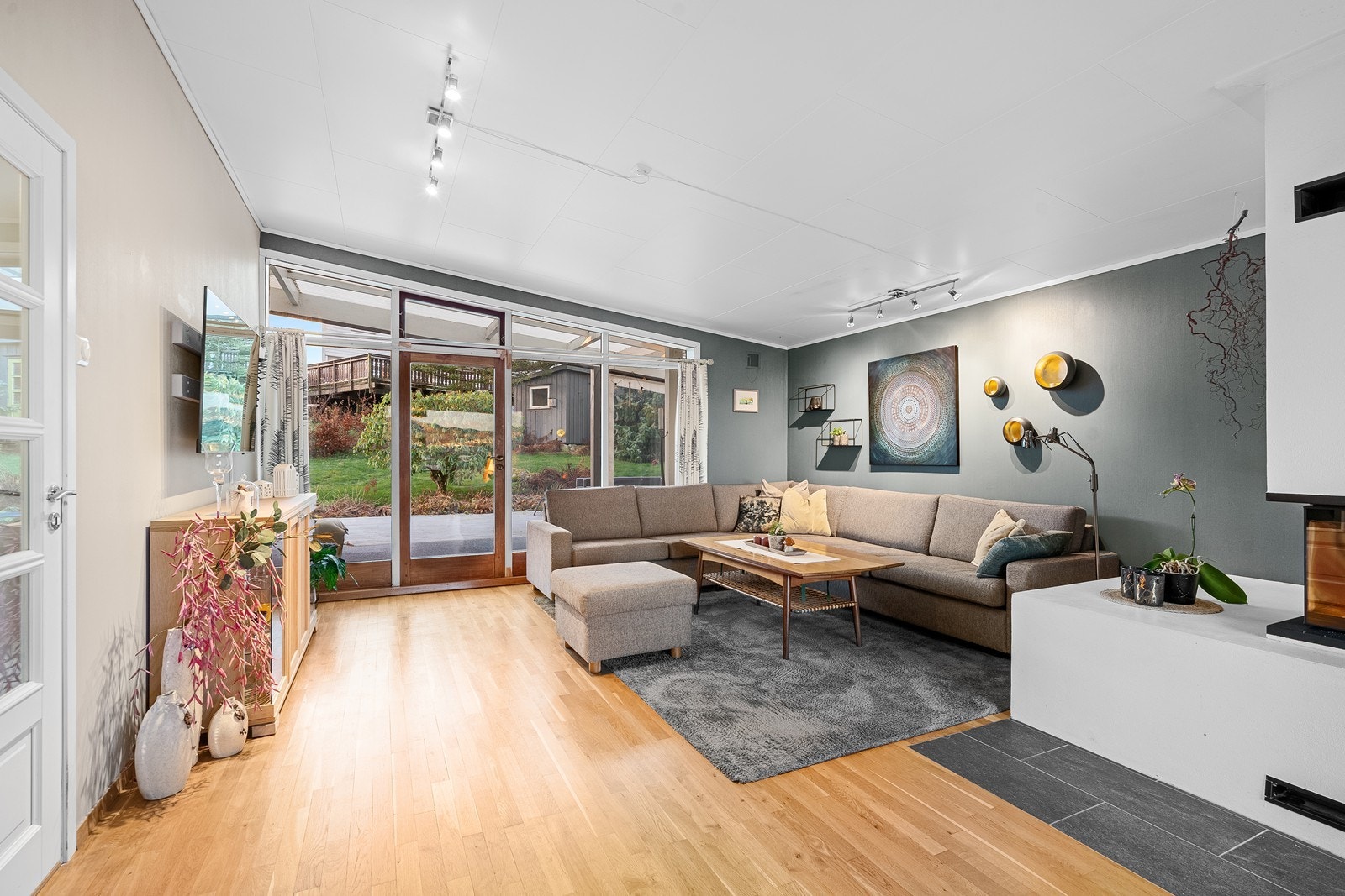 Rommet har utgang til solrik terrasse og hage. Galleribilde