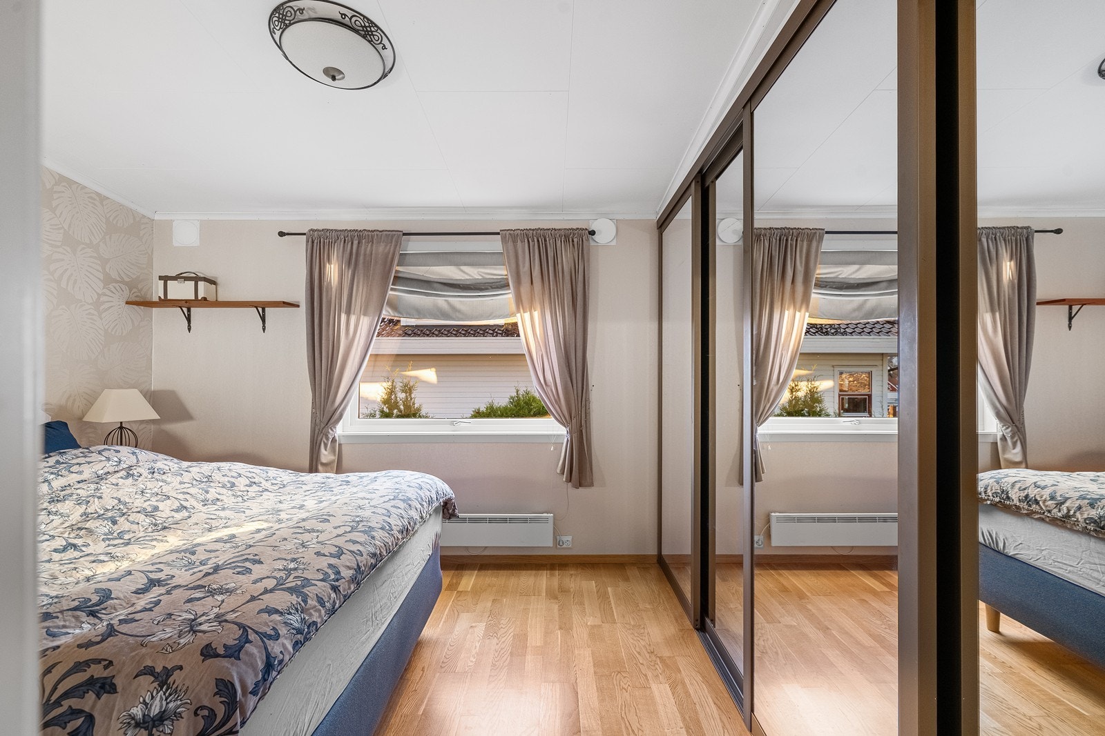 God oppbevaringsplass i skyvedørsgarderobe Galleribilde